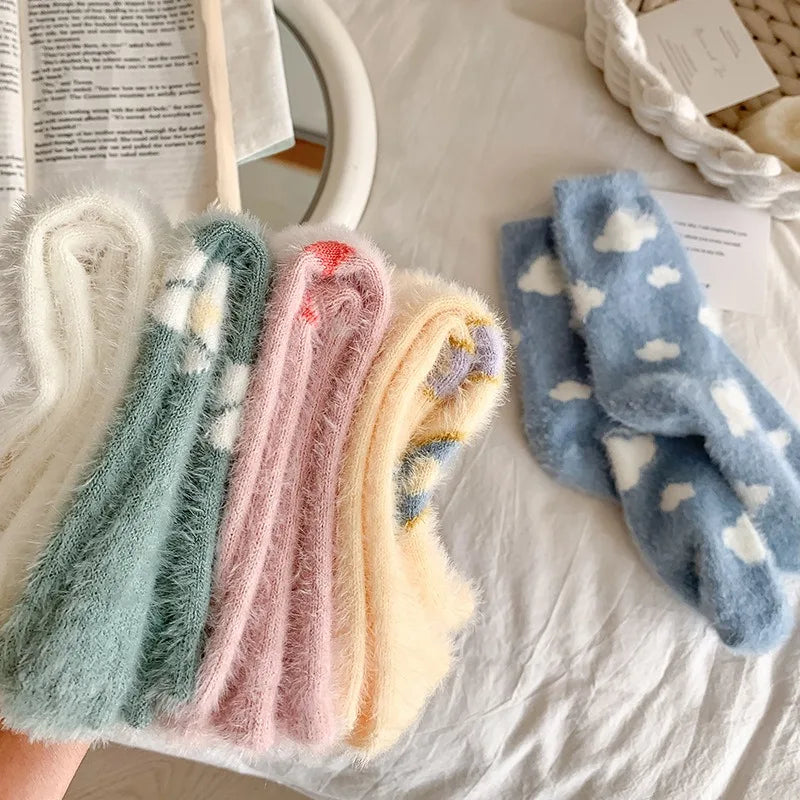 5 Pairs Women Warm Plush Heart-Shaped Printed Thick Mid Tube Socks Suitable Autumn Winter Wear Sweat Absorbing Casual Socks